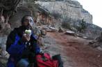 Pausa para lanche e dscanso, subindo a trilha do Grand Canyon, no Arizona, nos Estados Unidos